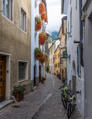Brixen, İtalya - 5 Ekim 2020: Brixen, Bressanone 'da küçük bir sokak, İtalya' da sarı evler, Sud-Tirol.