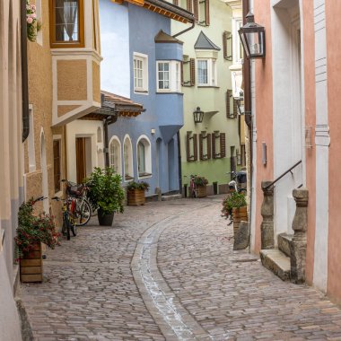 Brixen, İtalya - 5 Ekim 2020: Brixen, Bressanone şehrinde küçük bir sokak, İtalya 'da sarı ve mavi evler, Sud-Tirol.