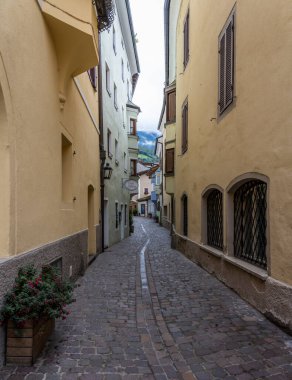 Brixen, İtalya - 5 Ekim 2020: Brixen, Bressanone 'da küçük bir sokak, İtalya' da sarı evler, Sud-Tirol.