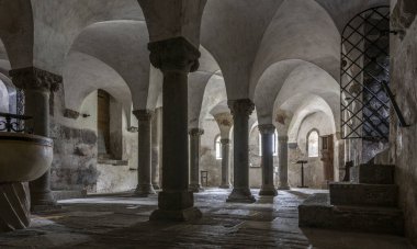 Innichen, İtalya - 4 Ekim 2020: Stiftskirche, kilise, içinde sütunlar ve tabloların bulunduğu mezar, Innichen, İtalya.