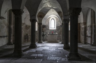 Innichen, İtalya - 4 Ekim 2020: Stiftskirche, kilise, içinde sütunlar ve tabloların bulunduğu mezar, Innichen, İtalya.