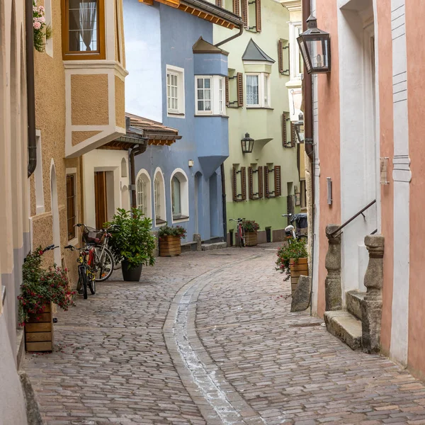 Brixen, İtalya - 5 Ekim 2020: Brixen, Bressanone şehrinde küçük bir sokak, İtalya 'da sarı ve mavi evler, Sud-Tirol.