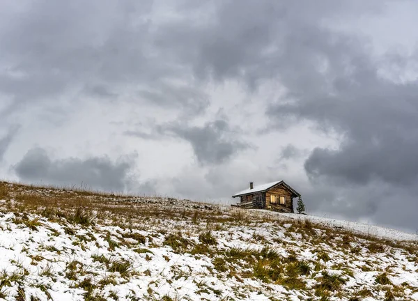 Cabaña Madera Los Dolomitas Con Primera Nieve Octubre Con Nubes — Foto de Stock
