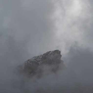 Sis içindeki Sas de Putia dağıyla Dolomitlerdeki Panorama.