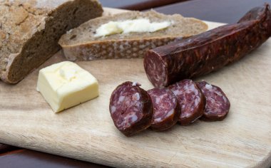 İtalyan Dolomitler 'de ekmek ve tereyağlı sosis yemek..