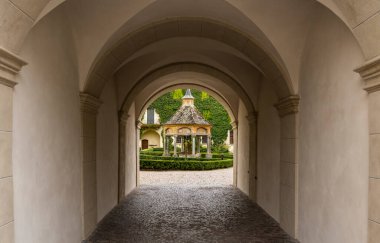 Brixen, İtalya - 9 Ekim 2020: Abbazia di Novacella, Kloster Neustift Manastırı 'ndaki Bahçe ve Ağaç Kapısı.