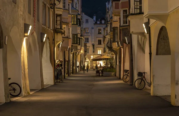 Brixen, İtalya - 9 Ekim 2020: Alışveriş bölgesi ve eski tarihi evlerle Brixen şehir merkezi.