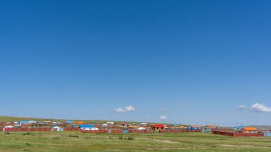 Tsagaanhairhan, Moğolistan - 9 Ağustos 2019: Moğolistan bozkırındaki küçük Tsagaanhairhan kasabası.
