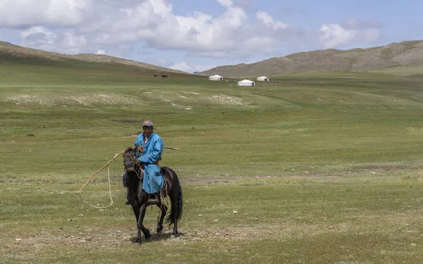 Baruuntunuun Mongólia 2019 Augusztus Steppe Jurtákkal Pásztorokkal Lóháton Hegyekben Hegyekben — Stock Fotó