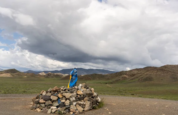 Ovoo Con Banderas Azules Anaranjadas Mongolia Lugar Sagrado Budismo Una — Foto de Stock