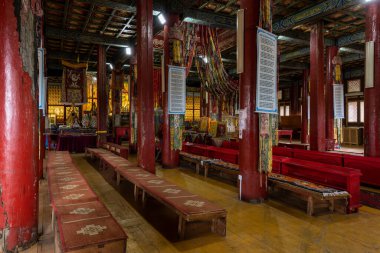 Baruunburen Sum, Moğolistan - 19 Ağustos 2019: Moğolistan 'daki Budist Manastırı' nın İçi.