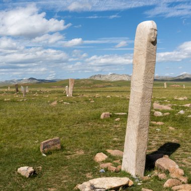 Panorama Hvsgl Nuur 'un dağları ve alkışları yaz günü, Moğolistan.