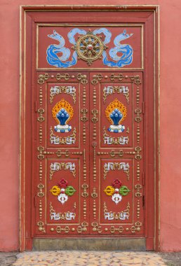 Ulaanbaatar, Moğolistan - 25 Ağustos 2019: Ulaanbaatar 'daki Gandantegchinlen Manastırı' nın dekoratif kapısı.