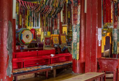 Baruunburen Sum, Moğolistan - 19 Ağustos 2019: Moğolistan 'daki Budist Manastırı' nın İçi.