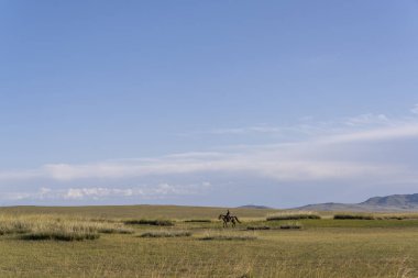 Tsagaan Nuur, Moğolistan - 29 Ağustos 2019: Moğolistan 'da Tsagaan Nuur yakınlarında at sırtında bir adam.