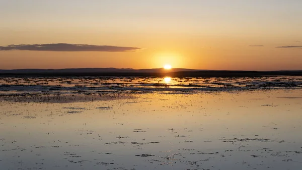 Tsagaan Nuur Gün Doğumu Göl Moğolistan Bozkırında Oran Mavisi Gökyüzü — Stok fotoğraf