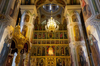 Kazan, Rusya - 21 Eylül 2019: Kremlin yakınlarındaki kilisenin içinde birçok ikon ve resim ve büyük avize, Tartastan, Rusya.