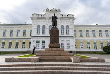 Omsk, Rusya - 13 Eylül 2019: Omsk şehrinde büyük bir binanın önünde komünist Lenin heykeli.