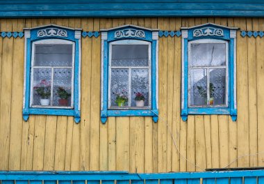 Eski ahşap kulübe ve mavi kulübe Urallar 'da çiçekler, Rusya.