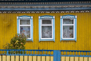 Eski ahşap kulübe ve mavi kulübe Urallar 'da çiçekler, Rusya.