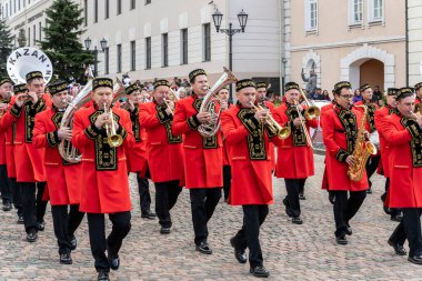 Kazan, Rusya - 21 Eylül 2019: Rusya 'nın Kazan Tartastan kentinin sokaklarında kırmızı kostümlü müzik ve bando.