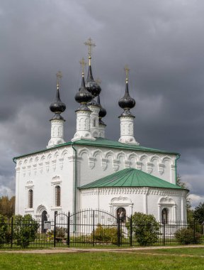 Suzdal, Rusya - 24 Eylül 2019: Beyaz Palmiye Pazar Kilisesi Bulutlu bir sonbahar gününde, Rusya Cumhuriyeti Tartastan, Rusya.