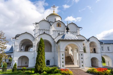 Suzdal, Rusya - 24 Eylül 2019: Pokrovsky Manastırı ve bahçe Bulutlu bir sonbahar günü, respublika Tartastan, Rusya.
