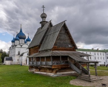 Suzdal, Rusya - 24 Eylül 2019: Aziz Niklas Tahta Kilisesi bulutlu bir sonbahar gününde, cumhuriyetçi Tartastan, Rusya.