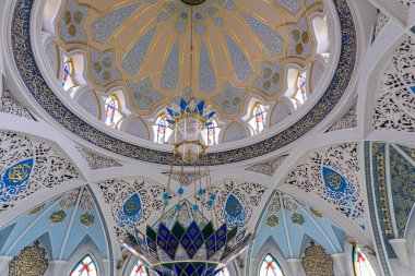 Kazan, Rusya - 21 Eylül 2019: Beyaz ve mavi Kul Şerif Camii renkli bir camiye sahip, Tartastan, Rusya.