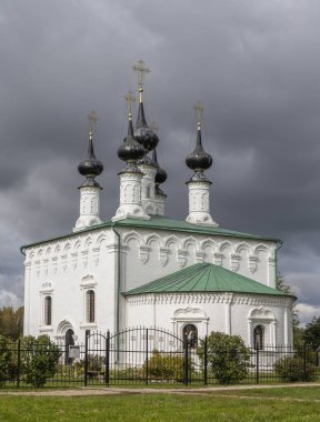 Suzdal, Rusya - 24 Eylül 2019: Beyaz Palmiye Pazar Kilisesi Bulutlu bir sonbahar gününde, Rusya Cumhuriyeti Tartastan, Rusya.