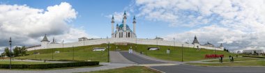 Kazan, Rusya - 21 Eylül 2019: Panorama dış görünüşü beyaz ve mavi Kul Şerif Camii Tartastan, Rusya 'nın arka planında kara bulutlar var.