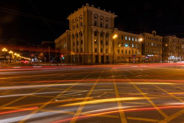 Kazan, Rusya - 21 Eylül 2019: Geceleri Puşkin Caddesi 'nde birçok kırmızı ve sarı şerit, Tartastan, Rusya.
