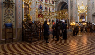 Svijzjsk Adası, Rusya - 22 Eylül 2019: Svijzjsk Manastırı Varsayım Katedrali, Kutsal Üçlü Kilisesi 'nin içinde dua eden insanlar, Tartastan Bölgesi, Rusya.