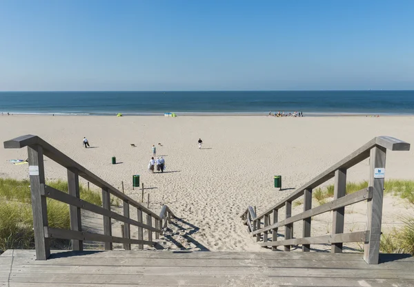 Stranden entré med trappor maasvlakte — Stockfoto