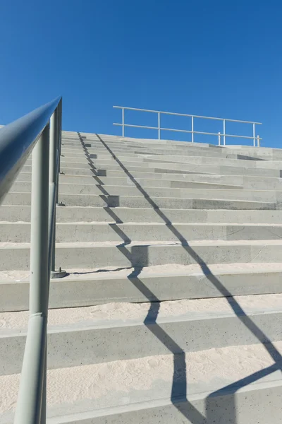 Escaliers en béton avec rampe — Photo