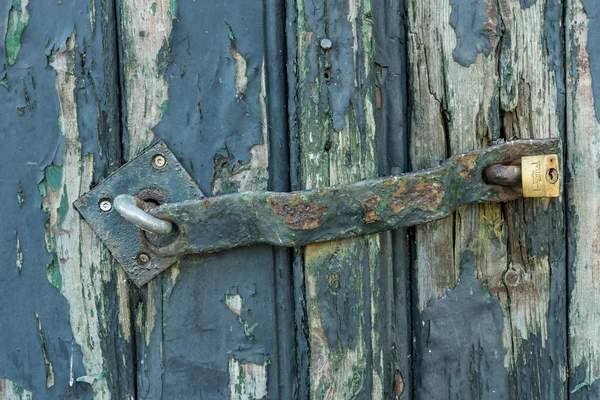 Gammal dörr med hänglås — Stockfoto