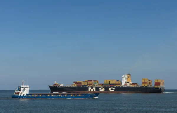 Embarcación de contenedores en el puerto de Rotterdam — Foto de Stock