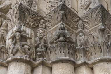 Pilars kilise Chatellerault başkentleri