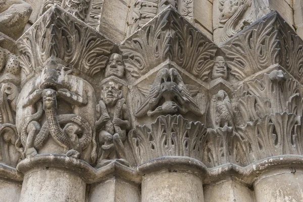 Capitelli su Pilars Chiesa Chatellerault — Foto Stock