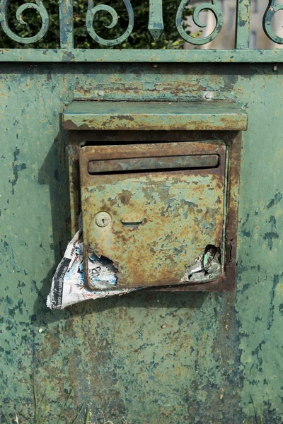 Старый зеленый почтовый ящик с почтой — стоковое фото
