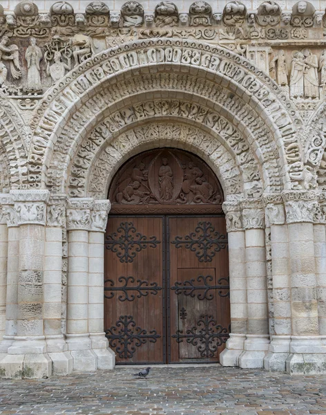 Dörren till kyrkan Poitiers — Stockfoto