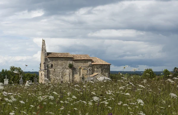 Kościół i łąka Le Meillac Gours — Zdjęcie stockowe