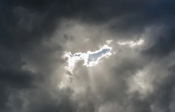 Donkere wolken met zilveren verlichting — Stockfoto