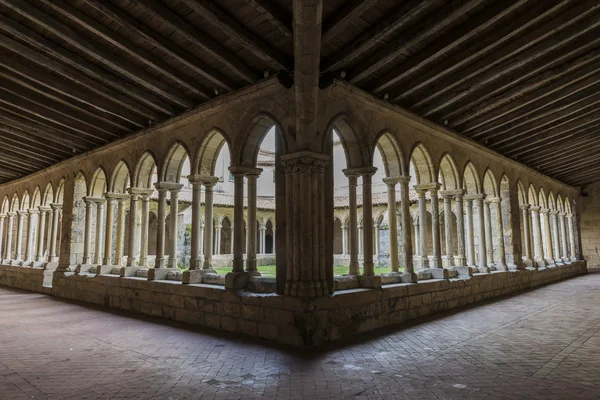 Patio con Galleria del Monastero in Saint-Emilion — Foto Stock