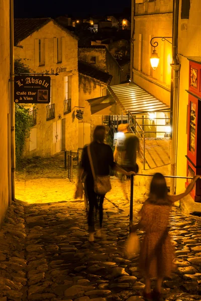 Gatan med människor på natten i Saint-Emilion — Stockfoto