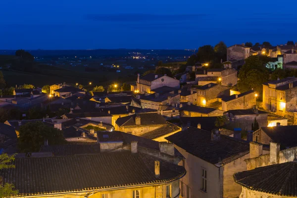 Blick auf das Zentrum Häuser Heiliger-milion bei Nacht — Stockfoto