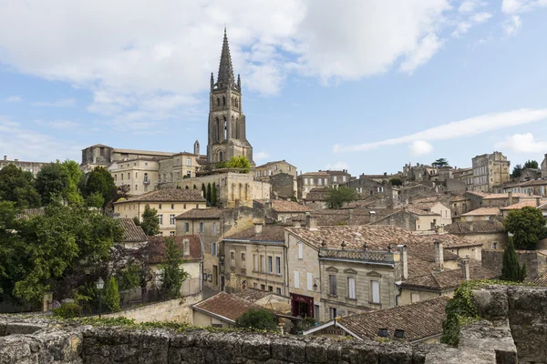 Visa på hus och kyrkan Winedistrict Saint-Emilion — Stockfoto