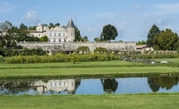 Το Chateau Lafite-Rothschild με λίμνη Saint-Estephe Φωτογραφία Αρχείου