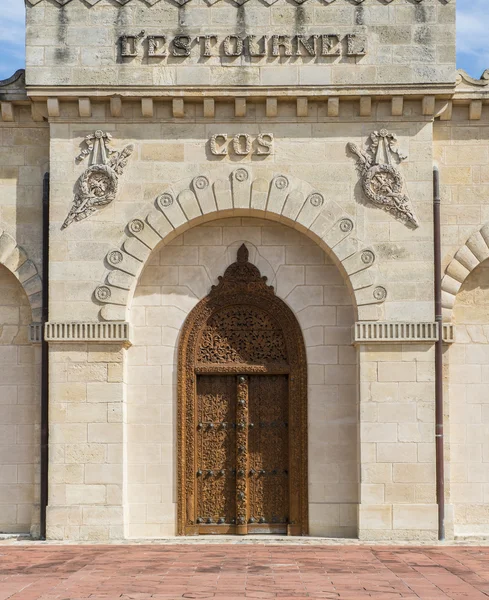 门的城堡 Cos d'Estournel 圣埃斯泰夫 — 图库照片