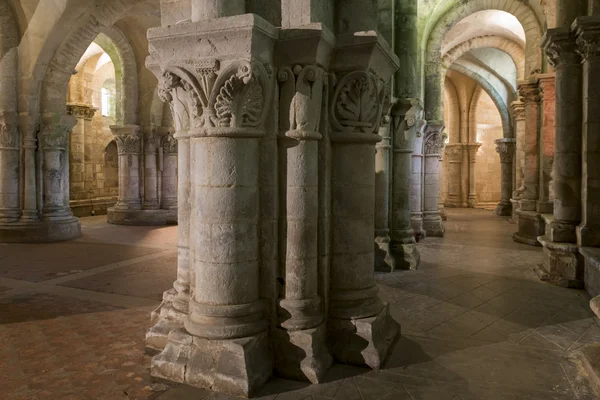 Piliers dans la crypte dans l'église à Saintes France — Photo